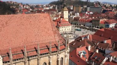 BRASOV, ROMANIA - Nisan 2022: Romanya 'nın Brasov kentindeki Konsey Meydanı' nın insansız hava aracı görüntüsü. Eski şehir merkezi İlçe Tarih Müzesi, binalar, insanlar