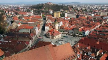 Romanya 'nın Brasov kentindeki merkez Konsey Meydanı' nın hava aracı görüntüsü. Siyah kilisesi, binaları, insanları olan eski şehir merkezi.