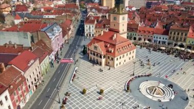 BRASOV, ROMANIA - APRIL, 2022: Romanya 'nın Brasov kentindeki merkez Konsey Meydanı' nın hava aracı görüntüsü. Eski şehir merkezi, binalar, insanlar