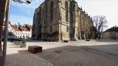 Romanya 'nın Brasov kentindeki Siyah Kilise manzarası. Eski şehir merkezi, eski konut binaları, meydan