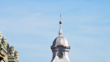 Romanya 'nın Brasov kentindeki eski bir kilisenin yakın görüntüsü. Yakınındaki diğer klasik binalar.