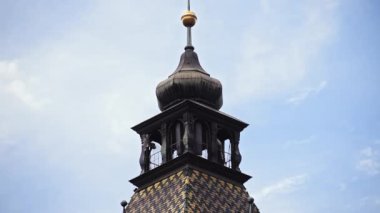 BRASOV, ROMANIA - APRIL, 2022: Romanya 'nın eski Brasov şehir merkezindeki İlçe Tarih Müzesi' ne yakından bakın