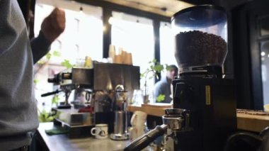 BRASOV, ROMANIA - Nisan 2022: Kahve dükkanında çalışan bir barista