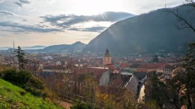 Romanya 'nın eski Brasov merkezinin zaman çizelgesi. Konsey Meydanı, eski konut binaları, tepeler, bulutlar