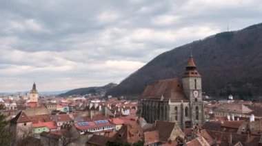 Romanya 'nın eski Brasov merkezinin zaman çizelgesi. Siyah Kilise, eski yerleşim yerleri, tepeler, bulutlar.