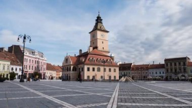 BRASOV, ROMANIA - Nisan 2022: Konsey Meydanı 'nın Zaman Çizelgesi. Eski şehir merkezi, klasik binalar, yürüyen insanlar.