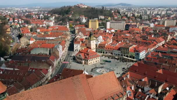 Luftaufnahme Des Zentralen Ratsplatzes Brasov Rumänien Altstadt Mit Schwarzer Kirche — Stockvideo