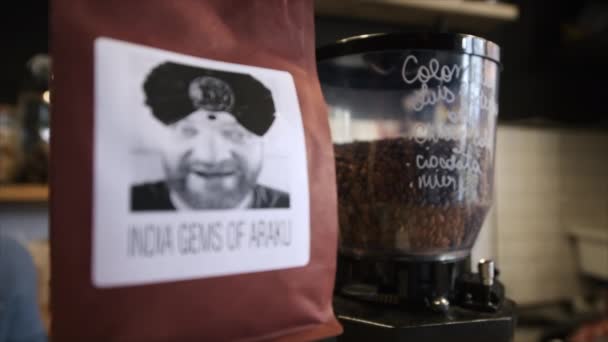 Brasov Románia Április 2022 Kávéfőző Zacskó Kávébabbal Kávézóban — Stock videók