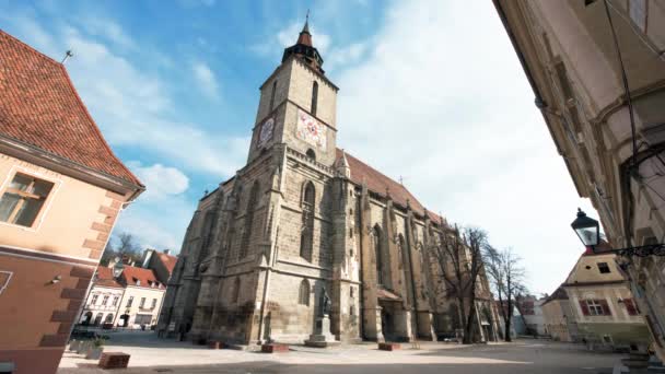 Brasov Romania エイプリル 2022 黒い教会のタイムラプスビュー 旧市街中心部 古い住宅 歩行者 — ストック動画