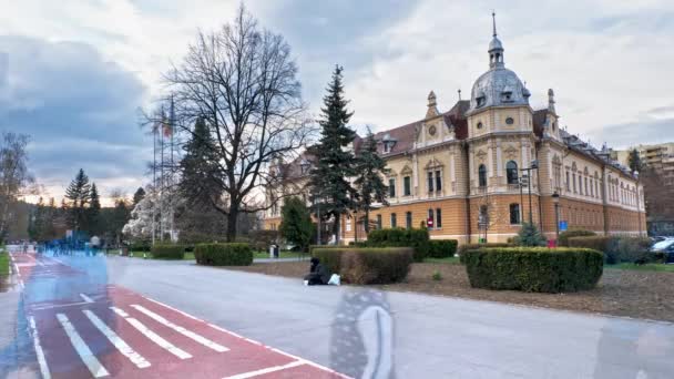 Brasov Rumunsko Duben 2022 Včasný Pohled Centra Města Radnice Chodci — Stock video