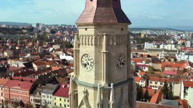 Romanya 'nın Cluj kentindeki Aziz Michael Kilisesi' nin insansız hava aracı görüntüsü. Çan kulesi, arka planda şehir manzarası.