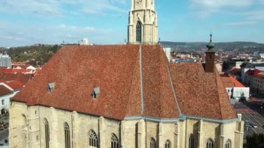 CLUJ NAPOCA, ROMANIA - APRIL 2022: Romanya 'nın Cluj kentindeki Saint Michael Kilisesi' nin insansız hava aracı görüntüsü. Şehir manzarası, eski binalar, arabalar.