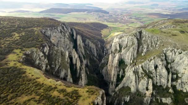Widok Lotu Ptaka Skalisty Kanion Rumunii Skaliste Klify Rzadką Roślinnością — Wideo stockowe
