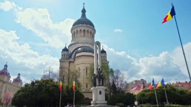 Romanya 'nın Cluj Napoca kentindeki Avram lancu Meydanı' nda yer alan Ortodoks Katedrali. Romen Askeri Anıtı 'nın Zaferi ve önündeki ağaçlar
