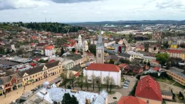 CLUJ NAPOCA, ROMANIA - APRIL 2022: Cluj 'un günbatımında hava aracı görüntüsü, Romanya. Şehir manzarası, eski konut binaları ve kiliseleri olan bölge, arabalı yollar