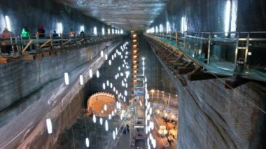 TURDA, ROMANIA - Nisan 2022 Salina Turda tuz madeni. Birden fazla ziyaretçi için cazibe