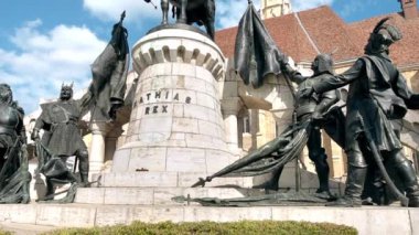 Cluj merkezinin sokak manzarası, Romanya. Aziz Michael Kilisesi ve önünde Matthias Corvinus heykeli olan merkez meydanı.
