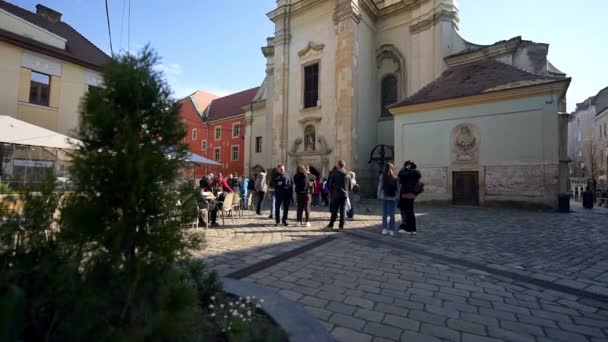 Cluj Romania Nisan 2022 Şehir Merkezinin Sokak Manzarası Nsanlarla Kiliseyle — Stok video
