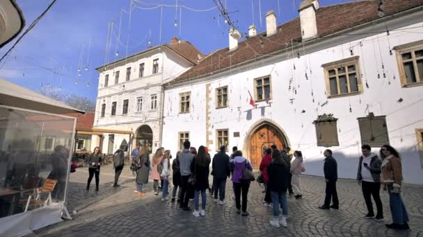 Cluj Romania エイプリル 2022 市街地の街並み 人と古い建物と広場 — ストック動画