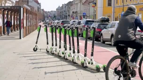 Cluj Romania エイプリル 2022 古い建物を共有するためのライム電気スクーターの列 — ストック動画