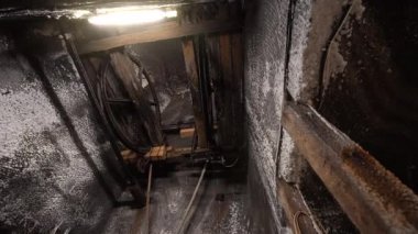TURDA, Roma - Nisan 2022: Salina Turda tuz madeni, Romanya. Eski tahta mekanizmalar