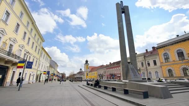 Cluj Romania エイプリル 2022 市街地の街並み 古い建物や記念碑を歩く通り — ストック動画