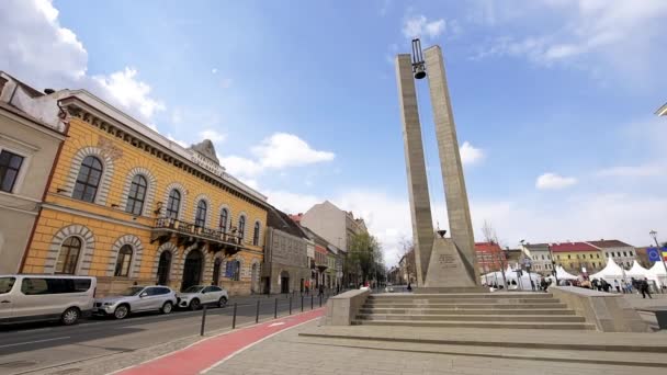 Cluj Romania エイプリル 2022 市街地の街並み 古い建物や記念碑を歩く通り — ストック動画