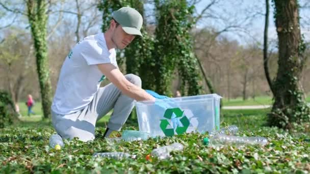 Muž Sbírající Plastový Odpad Kontejneru Znečištěném Parku Gumové Rukavice Recyklační — Stock video