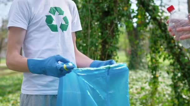 Dva Muži Sbírající Plastové Odpadky Pytli Znečištěném Parku Gumové Rukavice — Stock video