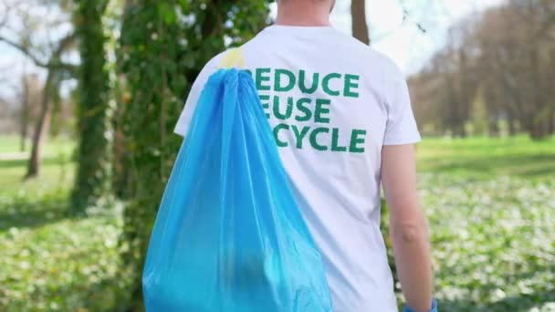 Muž Plastovém Sběru Odpadků Znečištěném Parku Gumové Rukavice Taška Plastovými — Stock video