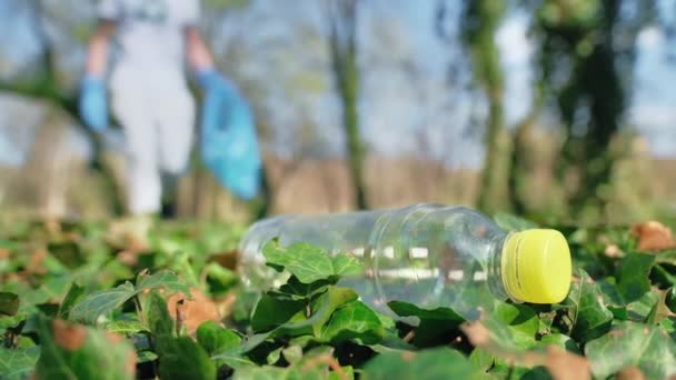 Mann Beim Sammeln Von Plastikmüll Verschmutztem Park Gummihandschuhe Eine Plastikflasche — Stockvideo