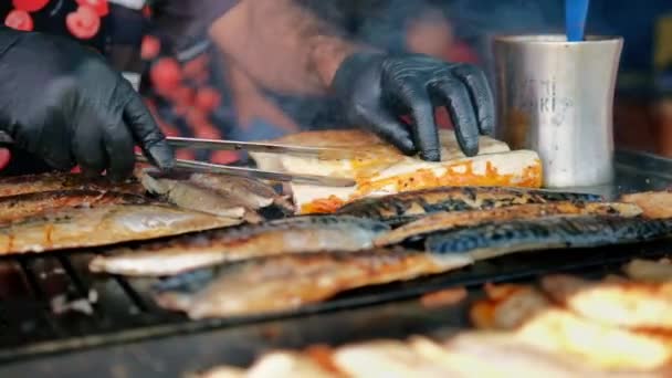 Stanbul Merkezinde Sokak Yemekleri Yapan Bir Aşçının Yakın Görüntüsü Sargılar — Stok video