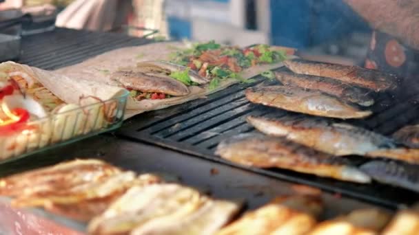 Придивіться Кухаря Який Готує Вуличну Їжу Стамбулі Туреччина Уламки Риби — стокове відео