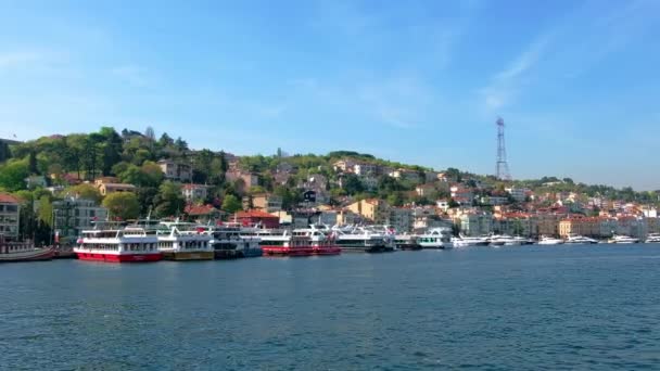 Cityscape Istanbul Distriktet Tyrkia Bosporosstredet Med Fortøyde Båter Vollgate Rader – stockvideo