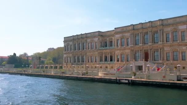 Vue Palais Dolmabahce Depuis Bateau Flottant Jardin Les Gens Face — Video