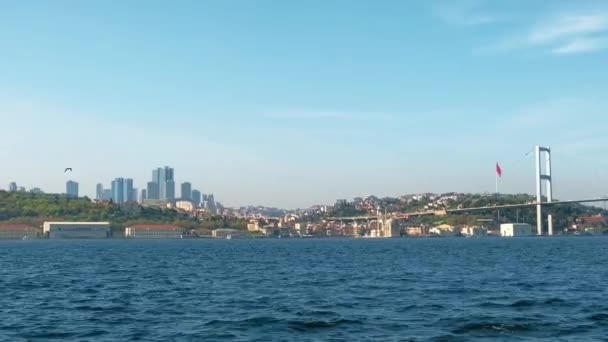 이스탄불의 보스포루스 해협에 일련의 건물들 다리들이 — 비디오