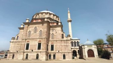 İstanbul, Türkiye 'de cami cephesi, etrafındaki binalar