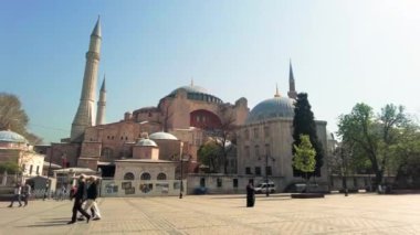 İSTANBUL, TURKEY - Nisan 2022: Ayasofya Büyük Camii, önünde yürüyen insanlarla dolu meydan