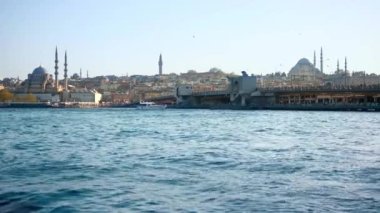 İSTANBUL, TURKEY - Nisan 2022: İstanbul, Türkiye. Boğaz 'da kayıklar, baraj sokakları, sıra sıra konut binaları, camiler var.