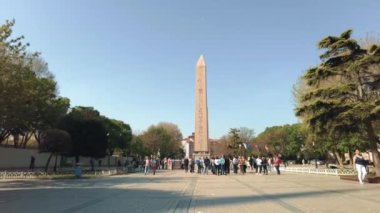 İSTANBUL, TURKEY - Nisan 2022: Theodosius 'lu Obelisk ve yürüyen insanlarla kare