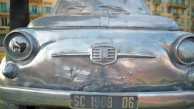 GÜZEL, FRANCE - Mart 2022: metalden yapılmış Vintage Fiat anıtı