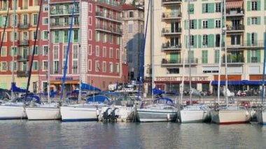 Güzel, FRANCE - Mart, 2022: şehrin sokak manzarası. Toprak döşeme sokağı, demirlemiş tekneler, ulusal tarzda yapılmış konut binaları.