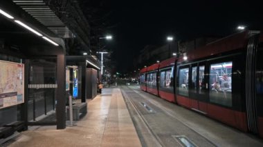 Güzel, FRANCE - Mart 2022: Gece tren istasyonundan hareket ediyor.