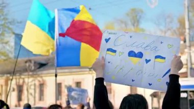 Rusya 'nın Chisinau, Moldova' daki Ukrayna işgaline karşı protestolar. Ukrayna bayrakları ve posterleri olan bir sürü insan.