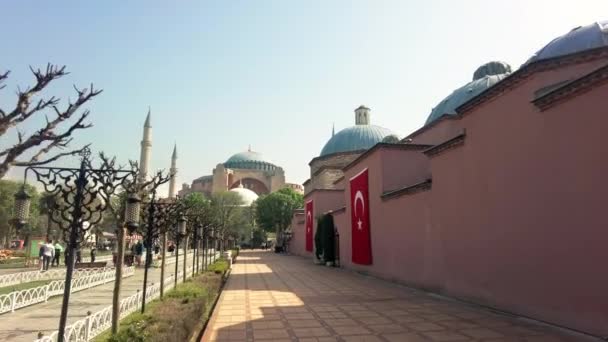 Istanbul Turkey Április 2022 Keskeny Sétálóutca Gyalogosokkal Hagia Sophia Grand — Stock videók