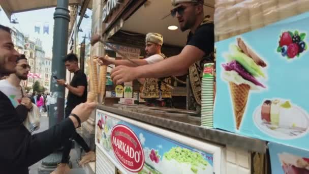 Istanbul Turquia Abril 2022 Vendedores Dondurma Provocam Clientes Rua — Vídeo de Stock