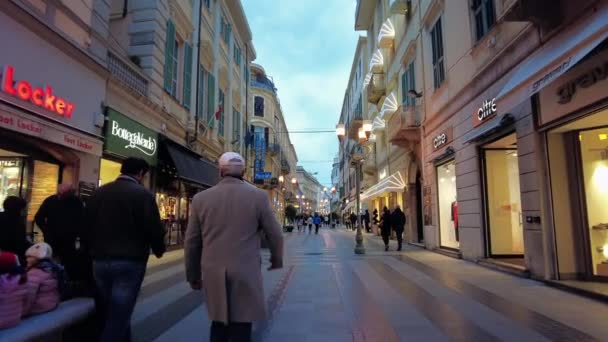 Sanremo イタリア 2022年3月 街の通りの風景 歩行者天国の通り 古典的なスタイルとお店で作られた建物の行 — ストック動画