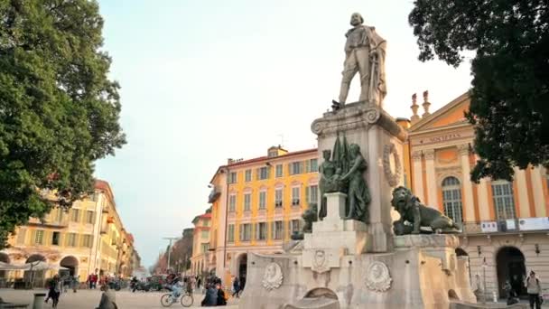 Güzel France Mart 2022 Şehrin Sokak Manzarası Garibaldi Anıtı Yürüyen — Stok video