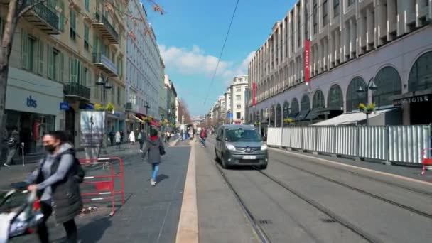 Nice France March 2022 Street Scape Town 歩行者や移動車 住宅や商業ビルの行を持つ通り — ストック動画