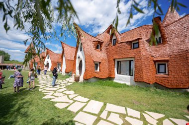 PORUMBACU DE SUS, ROMANIA - MAYIS 2022: Clay Castle, Peri Vadisi, bir sürü yürüyen turist, yeşillik